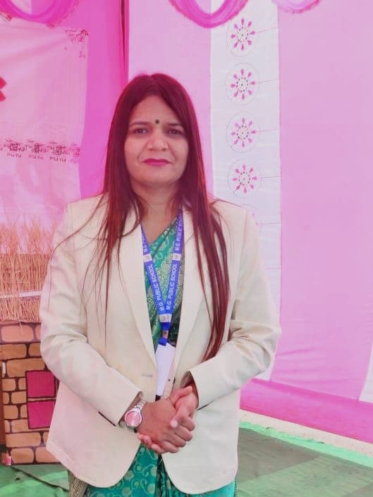 Ms. Prachi Garg speaking at podium